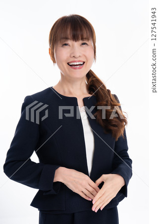 穿著西裝的中年婦女 127541943