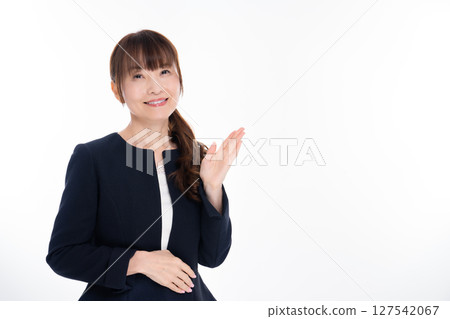 一位穿著西裝的中年婦女在指路 127542067