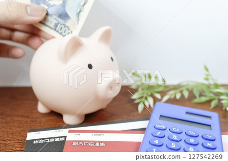 儲蓄與家庭管理的形象：存錢筒、存摺和計算機 127542269