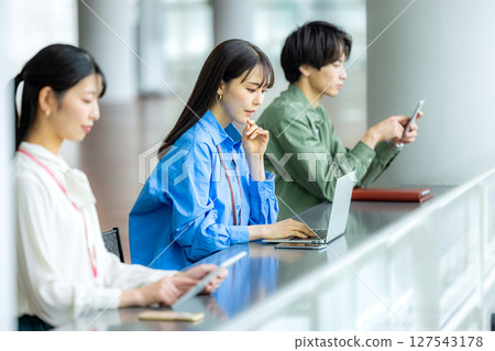 在櫃檯工作的女商人 127543178