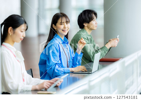 在櫃檯工作的女商人 127543181