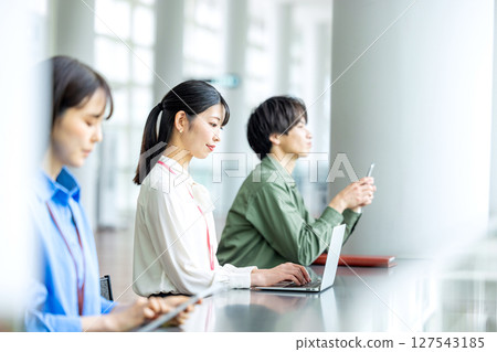 Business woman working at counter 127543185