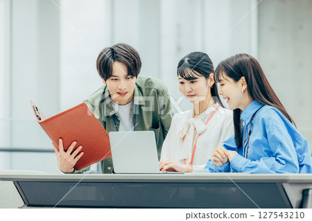 年輕工程師在辦公室 127543210