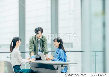 年輕工程師在辦公室 127543224