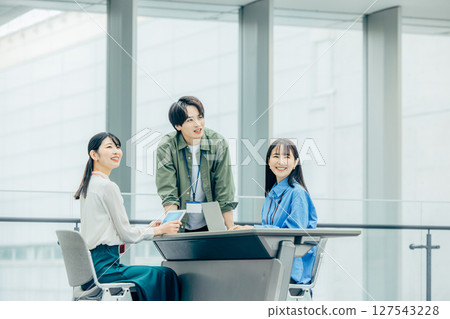 年輕工程師在辦公室 127543228