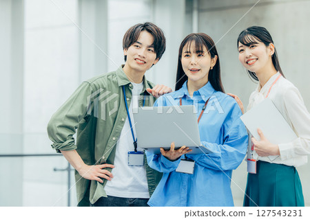 年輕工程師在辦公室 127543231