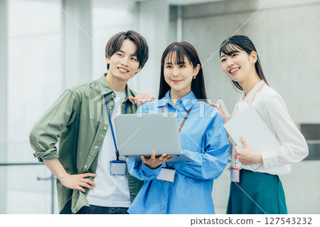 年輕工程師在辦公室 127543232