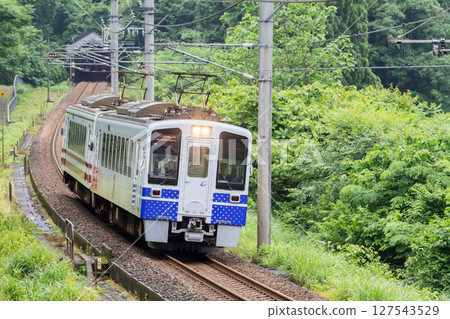 [Hokuhoku Line] Local train heading to Oike Ikoi no Mori Station 127543529