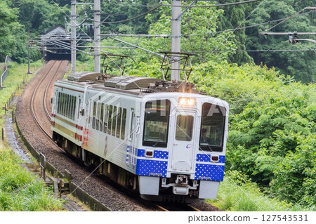 [Hokuhoku Line] Local train heading to Oike Ikoi no Mori Station 127543531