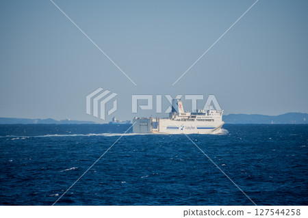 【東京九州渡輪濱湯號（開往新門司港）和昇涼湯號（開往橫須賀港）互相接駁】 127544258