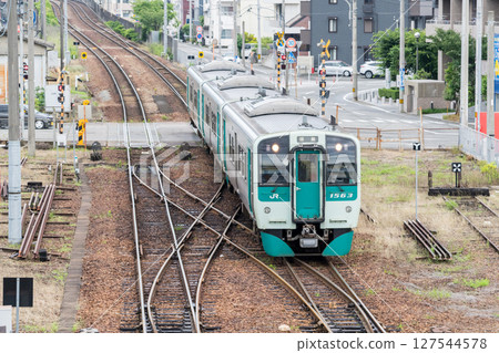 【德島線】沿著高架路段下行的普通列車，開往德島站 127544578