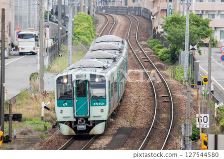 【德島線】沿著高架路段下行的普通列車,開往德島站 【德島線】沿著高架路段下行的普通列車,開往德島站 127544580