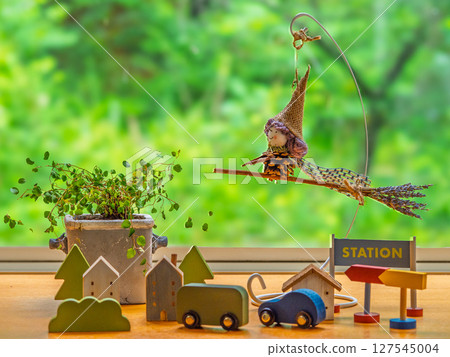 幻想中的城鎮景觀，女巫在天空飛翔 127545004