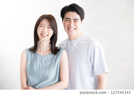 穿著夏裝的夫婦看著相機微笑 127545145