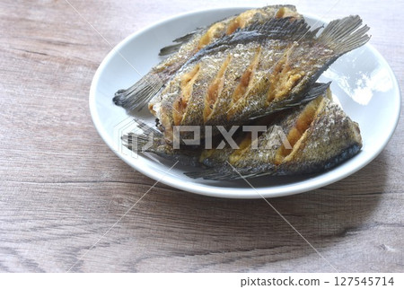 deep fried snake skin catfish or gourami arranging on dish   127545714