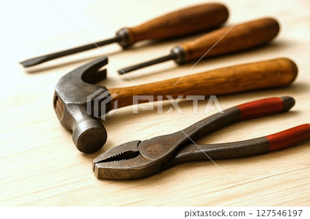 標記時間流逝的工具，常用工具的圖像，螺絲刀，鉗子，錘子 127546197