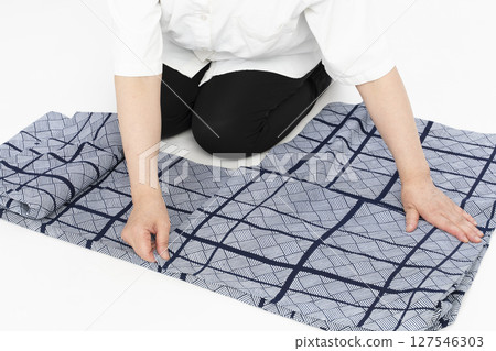 How to fold a yukata | How to fold a men's yukata | How to fold a men's yukata 127546303