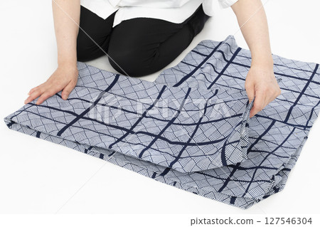 How to fold a yukata | How to fold a men's yukata | How to fold a men's yukata 127546304