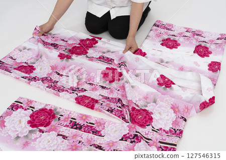How to fold a kimono with two-shaku sleeves: Hon-tatami 127546315