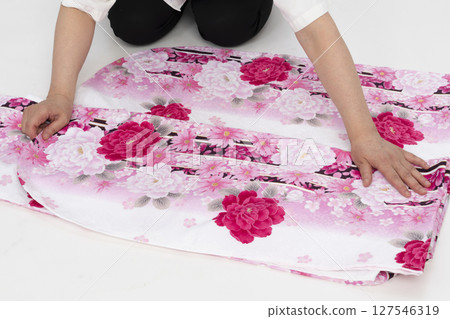 How to fold a kimono with two-shaku sleeves: Hon-tatami How to fold a kimono with two-shaku sleeves: Hon-tatami 127546319