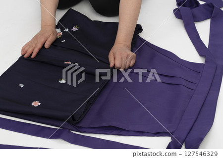 How to fold a woman's hakama - Successful folding 127546329
