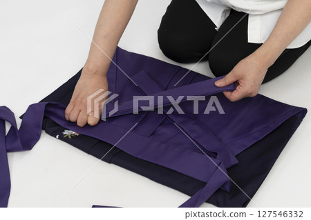How to fold a woman's hakama - Successful folding 127546332