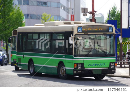 路線巴士：秋田市內運行的秋田中央交通低地板巴士 127546361