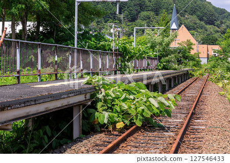 北海道夕張市的舊夕張車站在鐵路線廢棄後依然存在，但被植被覆蓋 [六月] 127546433
