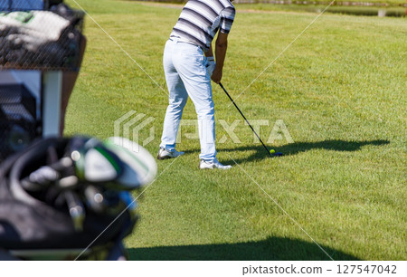 擁有美麗、新鮮綠草的高爾夫球場 127547042