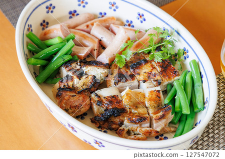 色彩繽紛、美味可口的雞肉菜餚 127547072