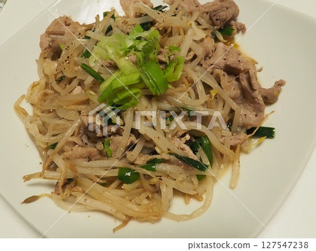炒豆芽菜和蔬菜,老婆做的家常菜,在家吃飯,一家人幸福美滿標題改 炒豆芽菜和蔬菜,老婆做的家常菜,在家吃飯,一家人幸福美滿標題改 127547238