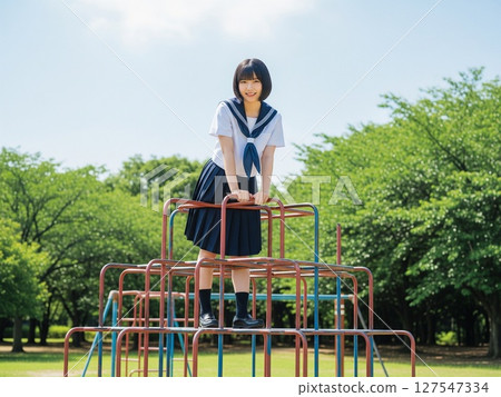 一位黑髮清純的偶像在公園的攀爬架上玩耍 127547334