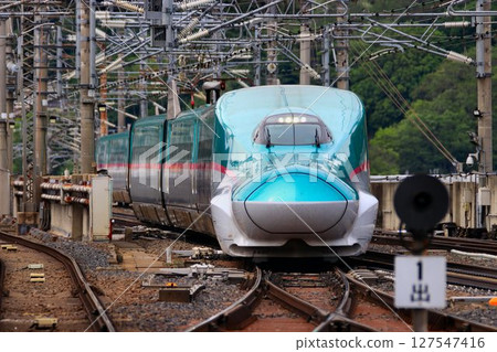 東北新幹線瓶頸...E5系列新幹線通過福島站地面交叉路口 127547416