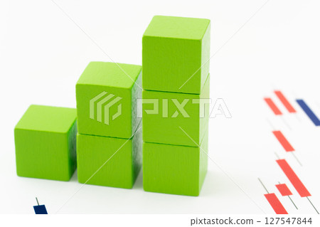 白色背景上的黃綠色積木和燭台圖 127547844