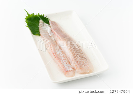 白色背景方形盤上的烤鱸魚 127547964