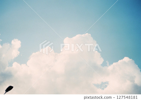 藍天和夏天接近雲彩 127548181