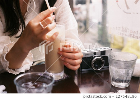 Cafe latte and camera girl 127548186