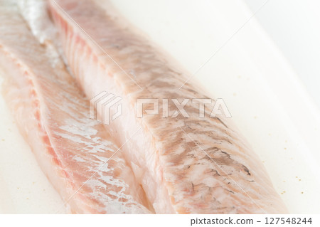 看起來新鮮美味的鱸魚 127548244