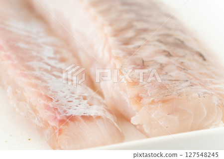 看起來新鮮美味的鱸魚 127548245