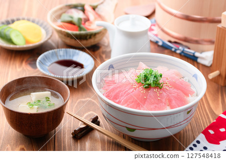 鮪魚蓋飯（新鮮長鰭鮪魚）（來自和歌山縣那智勝浦港） 127548418