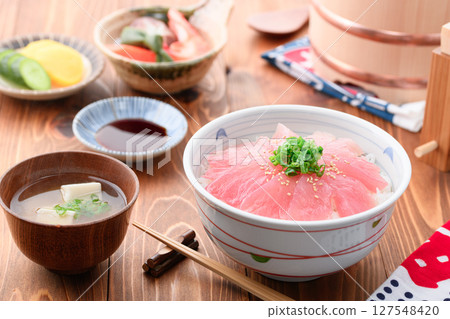 Tuna bowl (fresh albacore tuna) (from Nachikatsuura Port, Wakayama Prefecture) 127548420