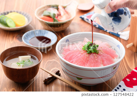 Tuna bowl (fresh albacore tuna) (from Nachikatsuura Port, Wakayama Prefecture) Tuna bowl (fresh albacore tuna) (from Nachikatsuura Port, Wakayama Prefecture) 127548422