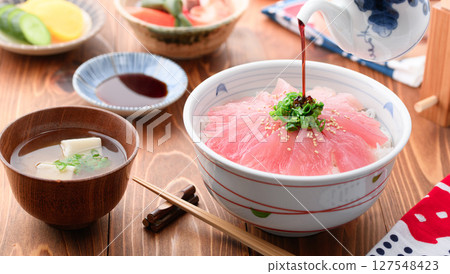 Tuna bowl (fresh albacore tuna) (from Nachikatsuura Port, Wakayama Prefecture) 127548423