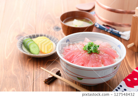 Tuna bowl (fresh albacore tuna) (from Nachikatsuura Port, Wakayama Prefecture) Tuna bowl (fresh albacore tuna) (from Nachikatsuura Port, Wakayama Prefecture) 127548432