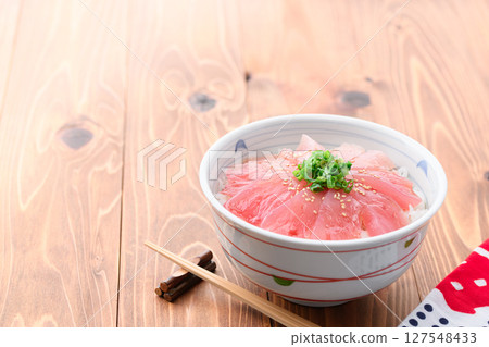 Tuna bowl (fresh albacore tuna) (from Nachikatsuura Port, Wakayama Prefecture) Tuna bowl (fresh albacore tuna) (from Nachikatsuura Port, Wakayama Prefecture) 127548433