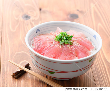 鮪魚蓋飯(新鮮長鰭鮪魚)(來自和歌山縣那智勝浦港) 鮪魚蓋飯(新鮮長鰭鮪魚)(來自和歌山縣那智勝浦港) 127548436