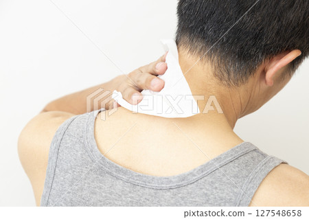 白色背景下使用汗巾的男人 127548658