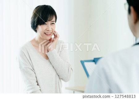 一名婦女正在接受體檢 127548813