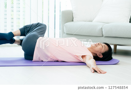 正在訓練的中年婦女 127548854