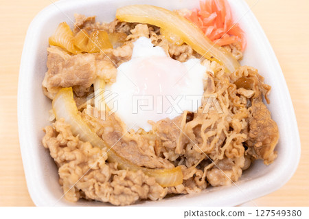 美味的半熟雞蛋蓋上牛肉碗午餐 美味的半熟雞蛋蓋上牛肉碗午餐 127549380
